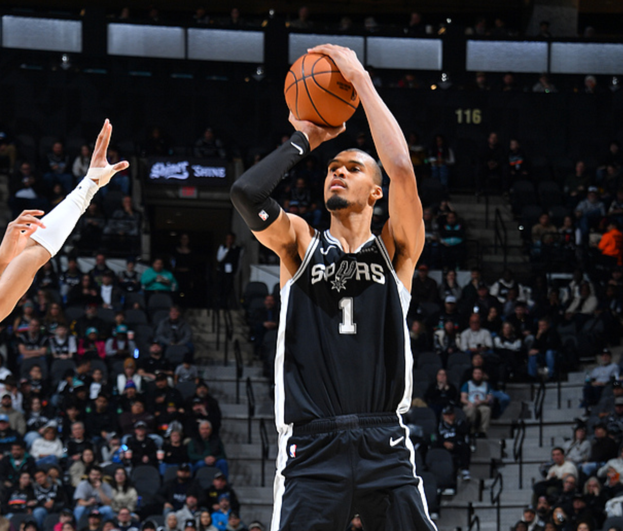 开云-西部最新排名：勇士创NBA奇迹，湖人收大礼，雷霆爆冷连败